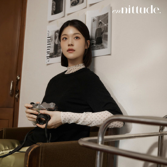 엔니튜드 26FW 도트 시어 니트 블라우스