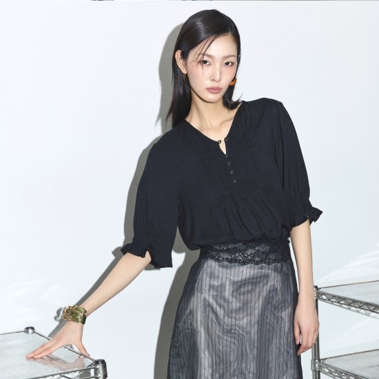 르네크루 26FW 핀턱 디테일 블라우스 3