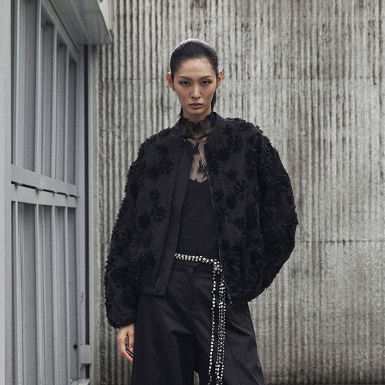 르네크루 26FW 플라워 아플리케 점퍼 3